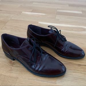 Stuart Weitzman burgundy lace-up leather oxford